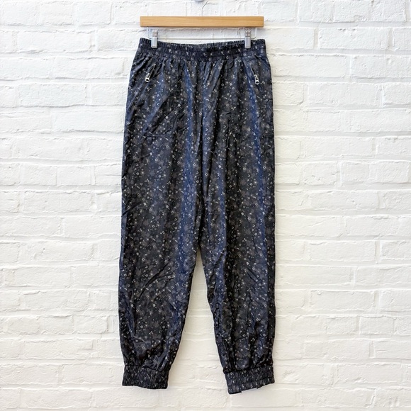 VARLEY || Beckett Pants Joggers in Mini Camo Floral Gray Medium - Picture 1 of 10